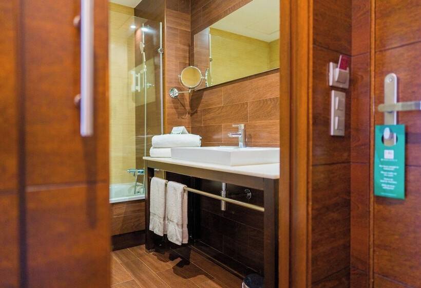 חדר סטנדרט לשלושה, Compostela