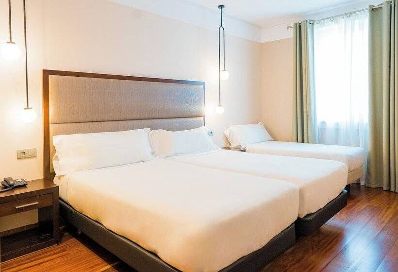 חדר סטנדרט לשלושה, Compostela