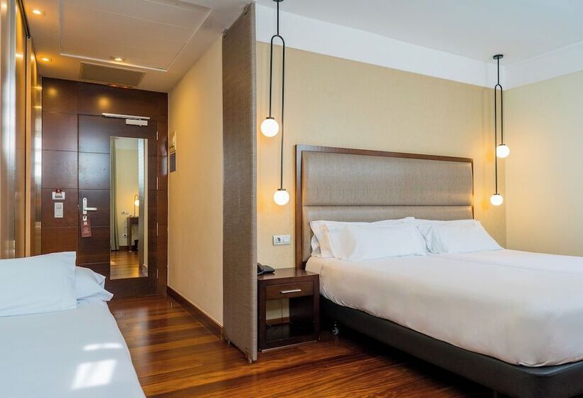 חדר סטנדרט לשלושה, Compostela