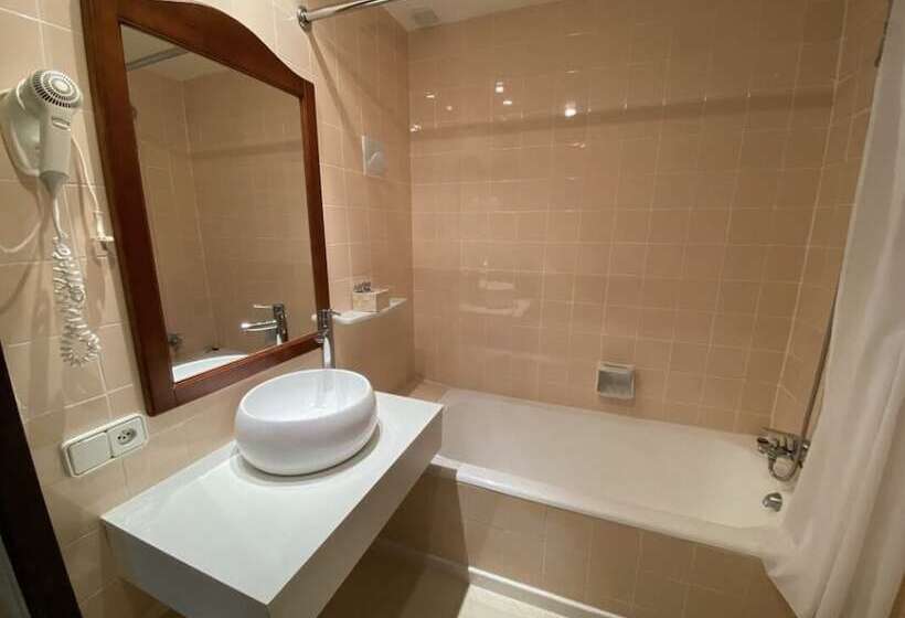 غرفة عائلية مطلّة علي الجبل, Edelweiss Candanchu