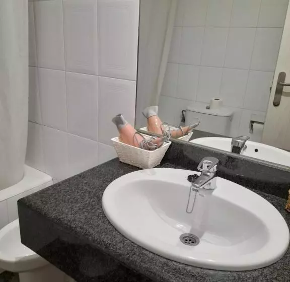 Standard Quadruple Room, Giral