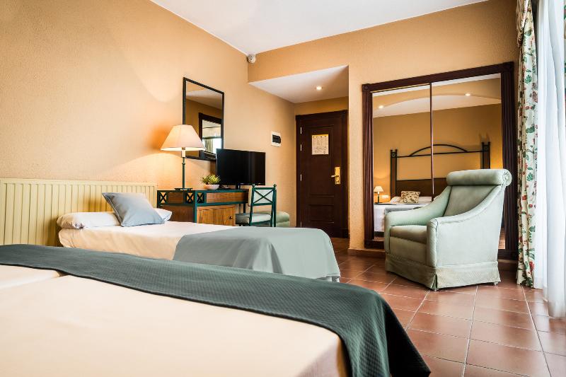 带泳池的标准三人间, Intur Azor