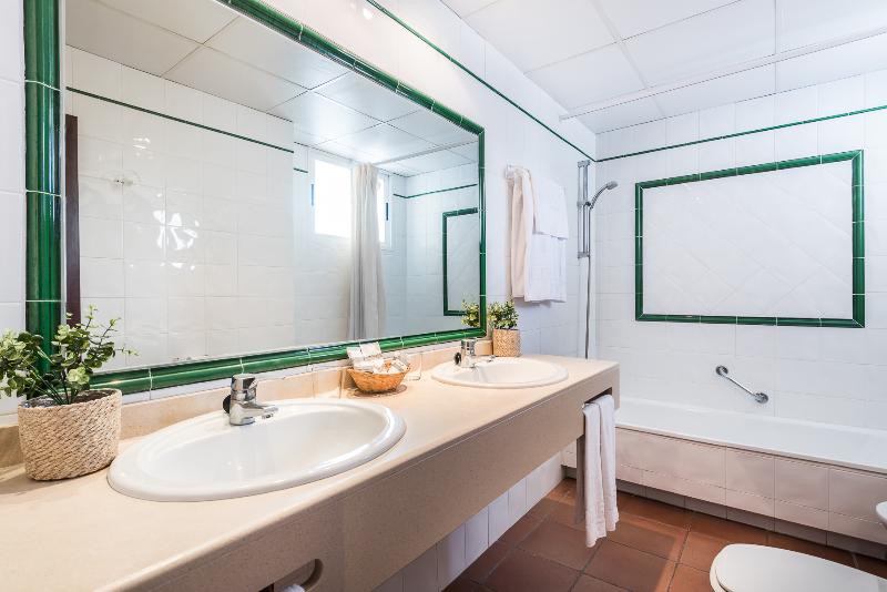 带泳池的标准三人间, Intur Azor