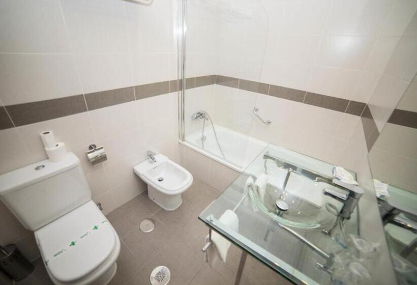 اتاق استاندارد سه نفره, Los Omeyas