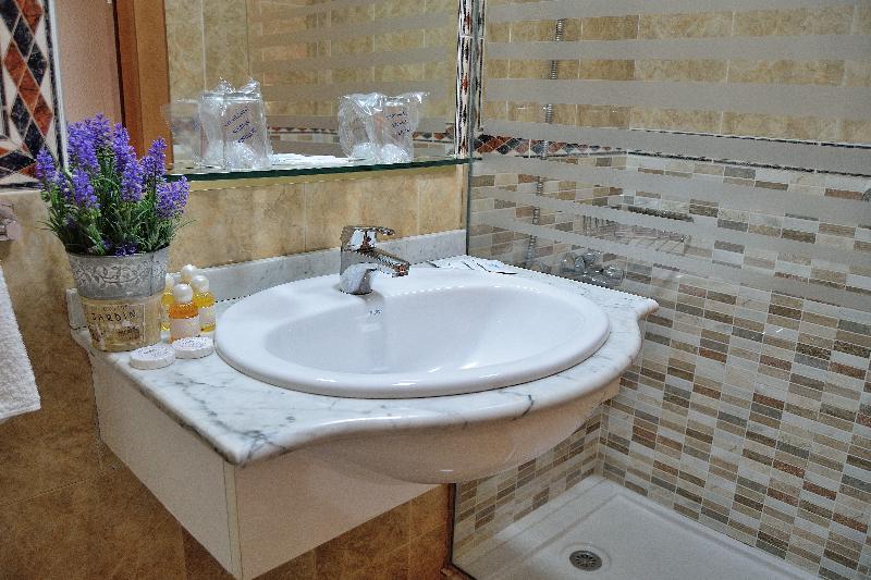 スタンダードルーム, Mari Carmen