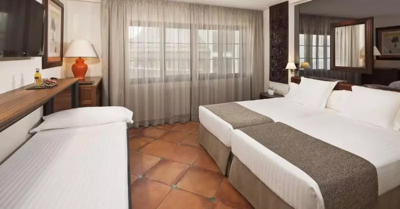 اتاق استاندارد سه نفره, Melia Sol Y Nieve
