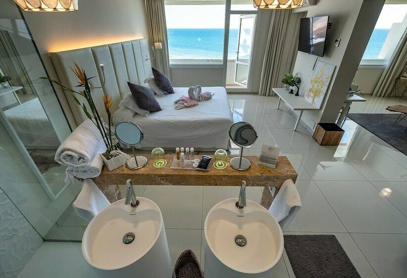 سوییت جونیور با چشم‌انداز دریا, On Hotels Oceanfront - Adults Designed