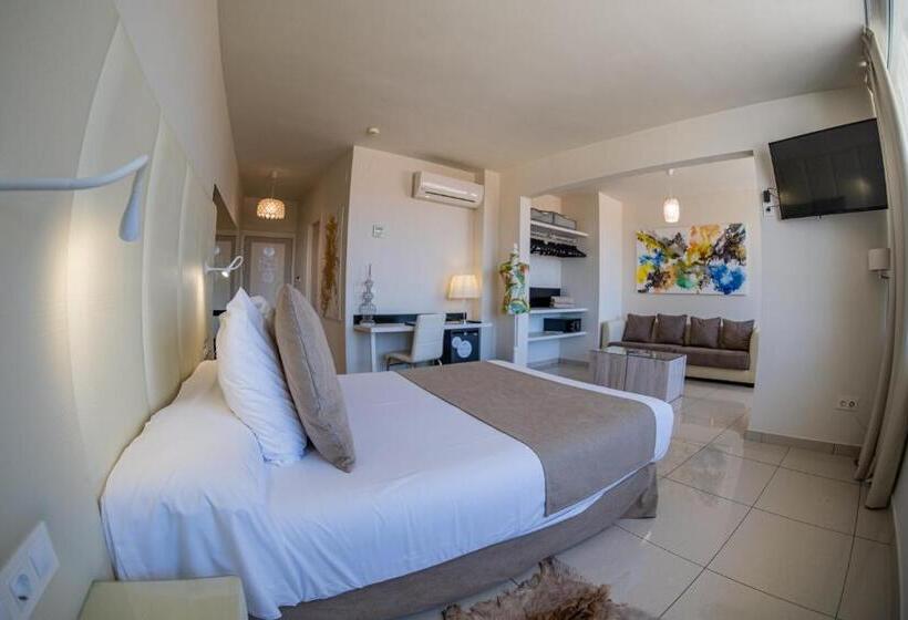 ジュニアスイート, On Hotels Oceanfront - Adults Designed