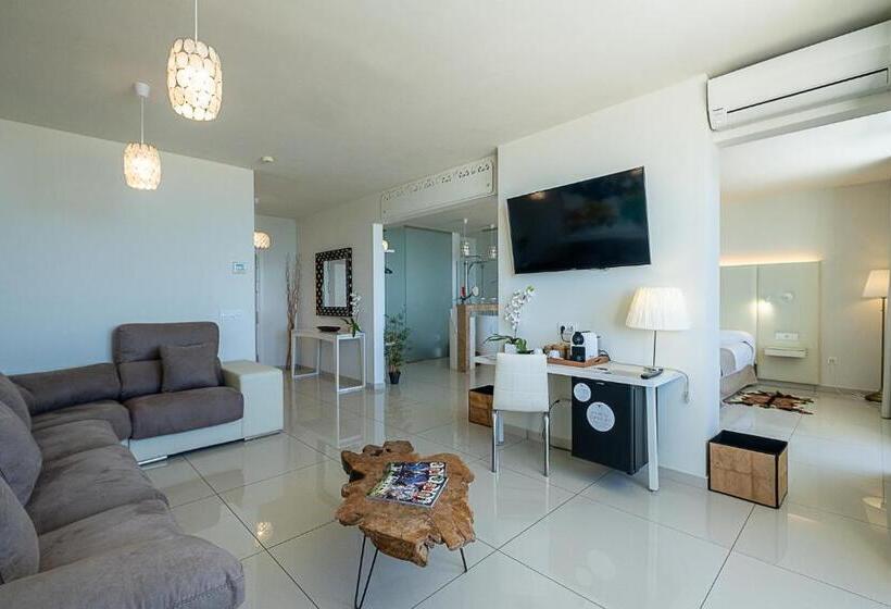 سوییت جونیور با چشم‌انداز دریا, On Hotels Oceanfront - Adults Designed