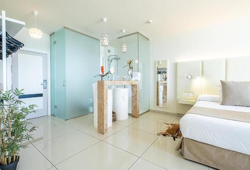 سوییت جونیور با چشم‌انداز دریا, On Hotels Oceanfront - Adults Designed
