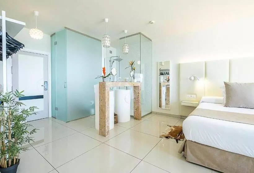 オーシャンビュージュニアスイート, On Hotels Oceanfront - Adults Designed