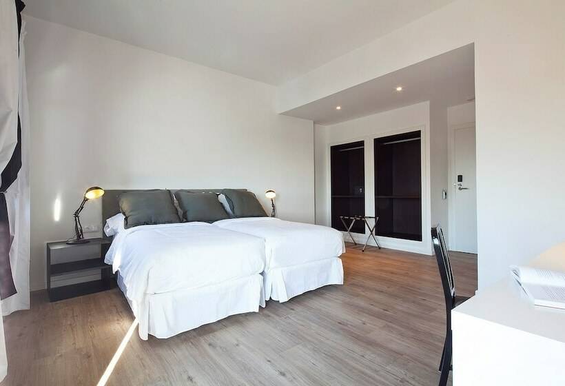 اتاق استاندارد سه نفره, Acta Madfor