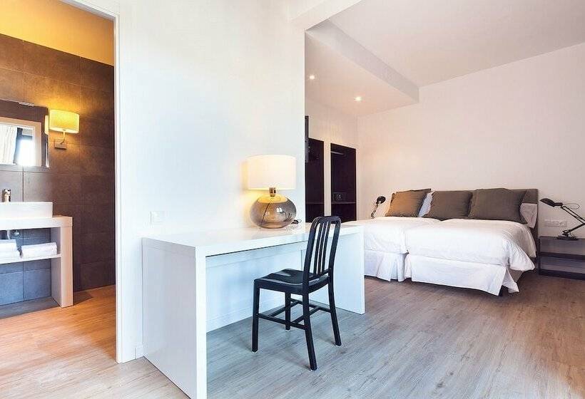 اتاق استاندارد سه نفره, Acta Madfor