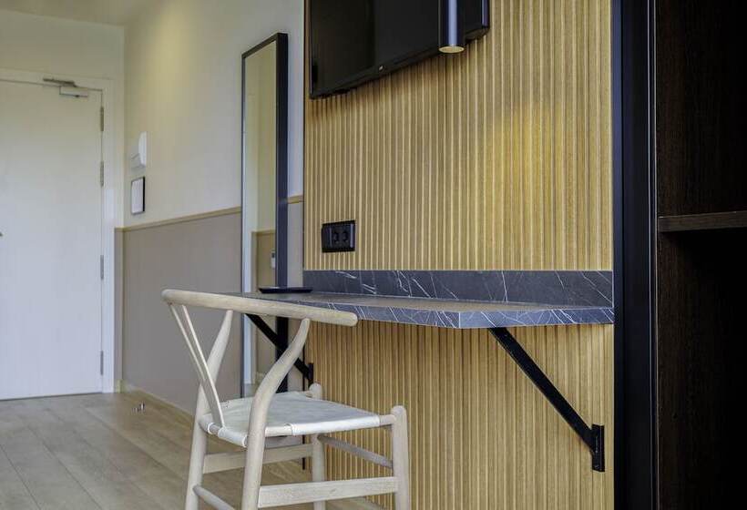 اتاق راحتی, Acta Madfor