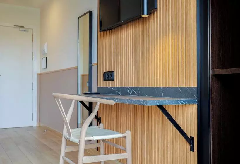 Superior Room, Acta Madfor