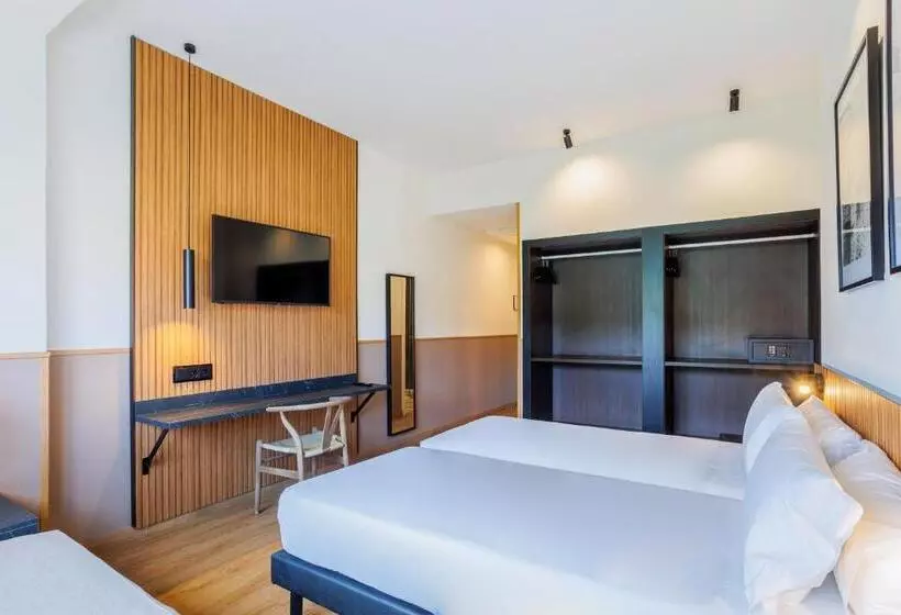 Standard Quadruple Room, Acta Madfor