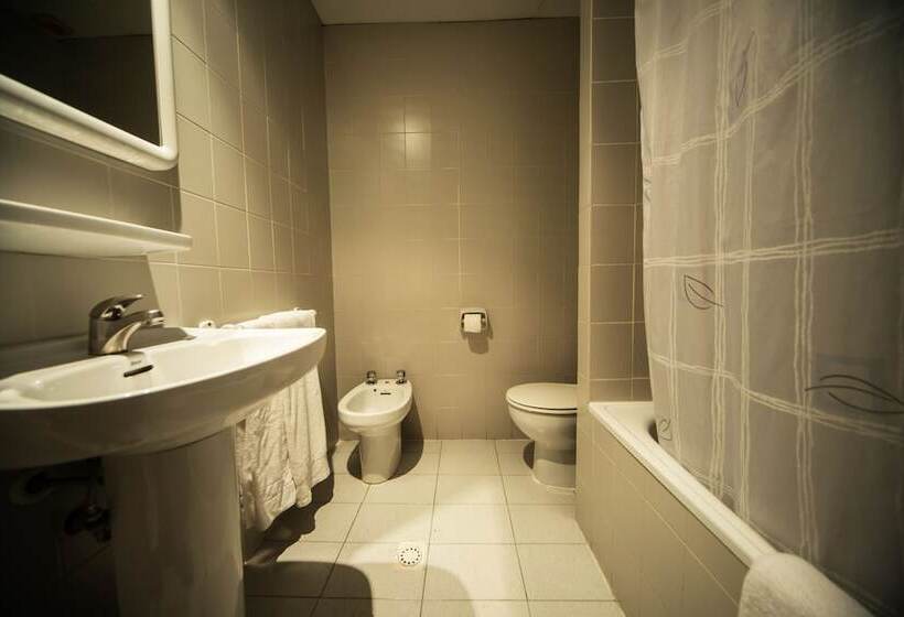 Economy Triple Room, Hipic