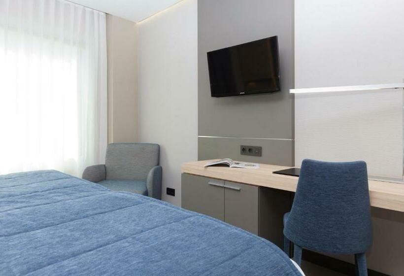 اتاق لوکس با تخت بزرگ, Liabeny