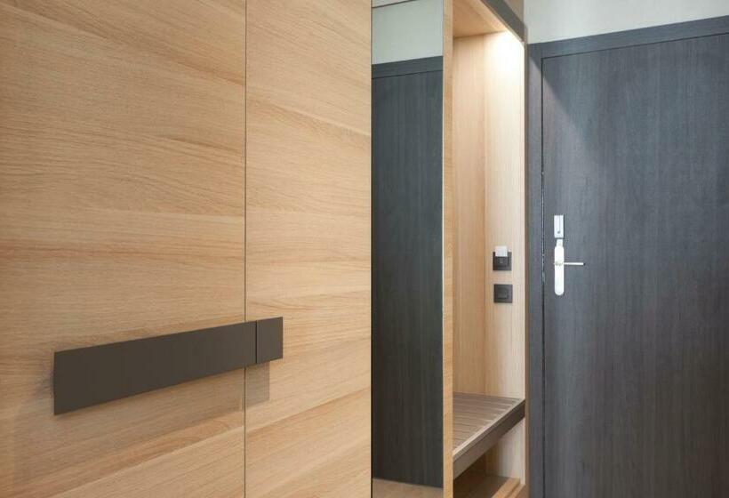 اتاق لوکس با تخت بزرگ, Liabeny