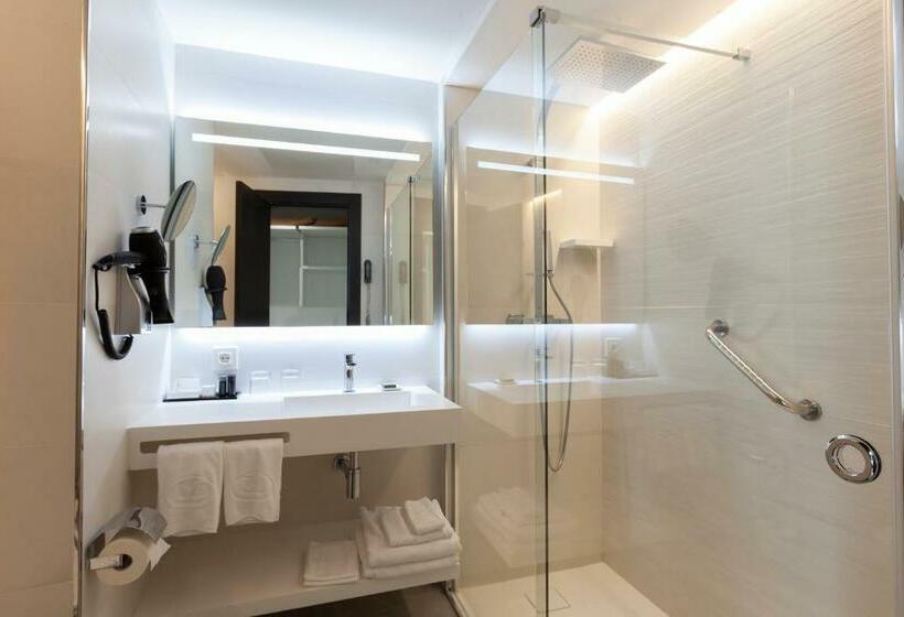 اتاق لوکس با تخت بزرگ, Liabeny