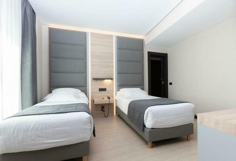 اتاق لوکس با تخت بزرگ, Liabeny