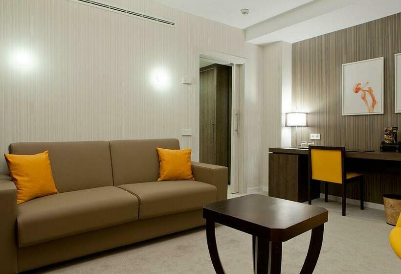 اتاق سوپریور سه تخته, Liabeny