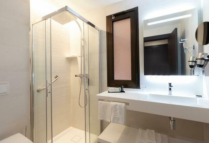 اتاق اکونومی, Liabeny