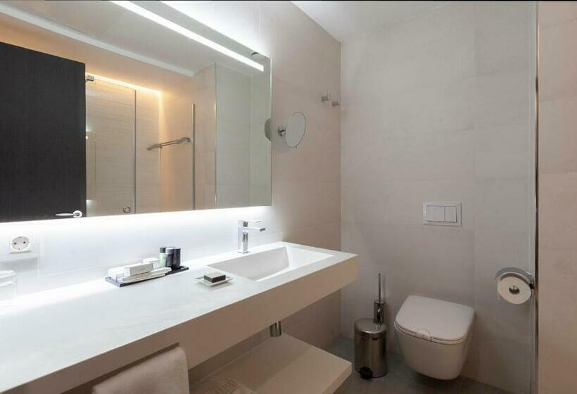 اتاق اکونومی, Liabeny