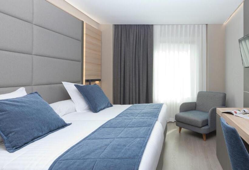 اتاق لوکس با تخت بزرگ, Liabeny