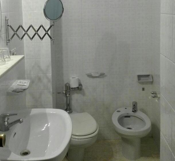 اتاق اکونومی, Monclus