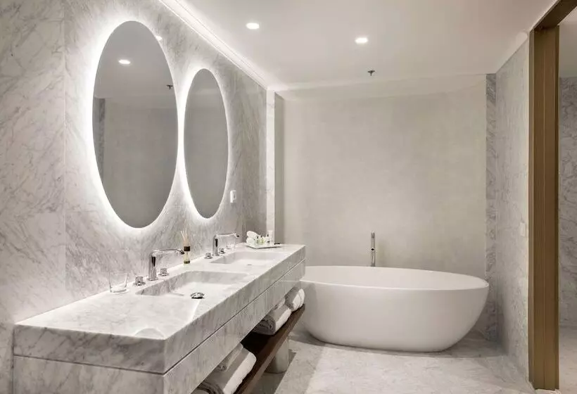 سوئیت جونیور با چشمانداز, NH Collection Madrid Eurobuilding
