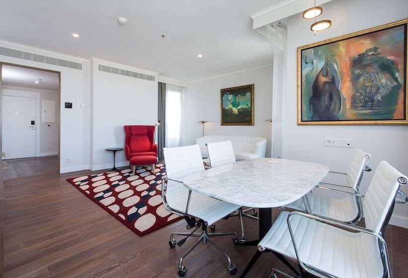 سوئیت جونیور با چشمانداز, NH Collection Madrid Eurobuilding