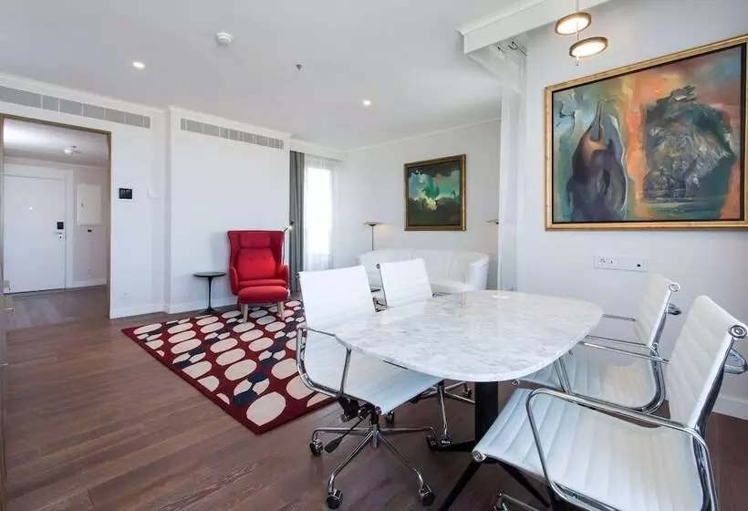 سوئیت جونیور با چشمانداز, NH Collection Madrid Eurobuilding