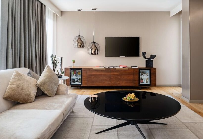 سوئیت جونیور با چشمانداز, NH Collection Madrid Eurobuilding