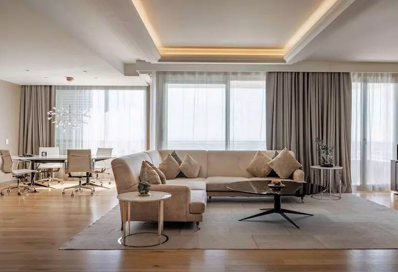 سوئیت جونیور با چشمانداز, NH Collection Madrid Eurobuilding