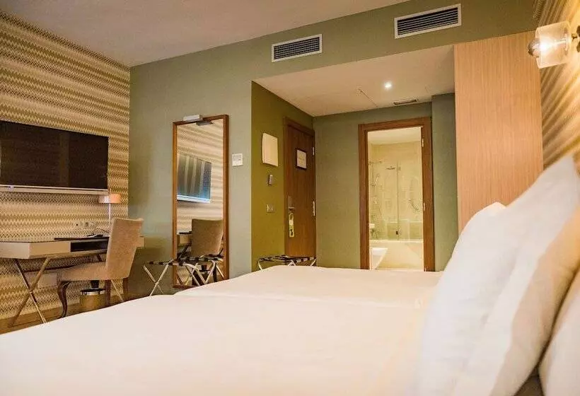 Standard Triple Room, Opera