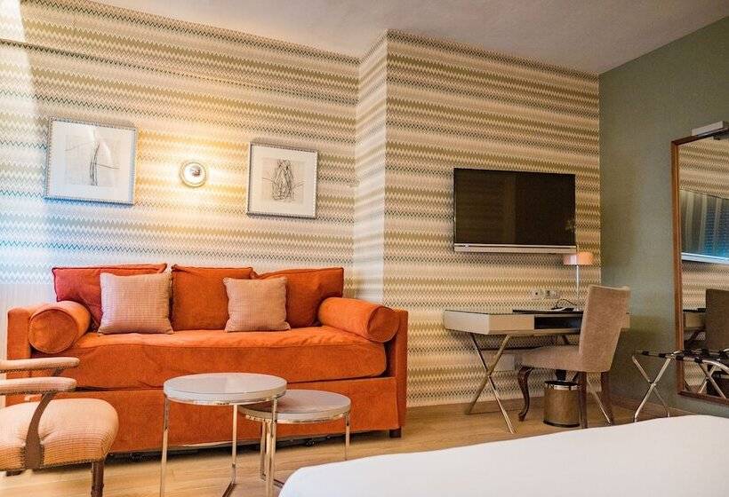 חדר סטנדרט לשלושה, Opera