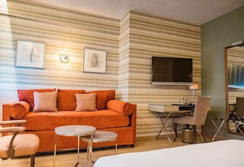 Standard Triple Room, Opera