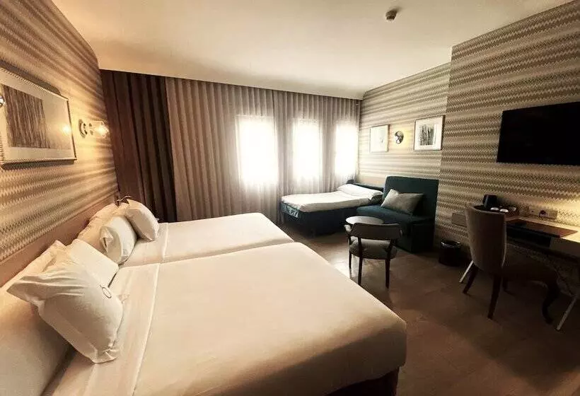 Standard Triple Room, Opera