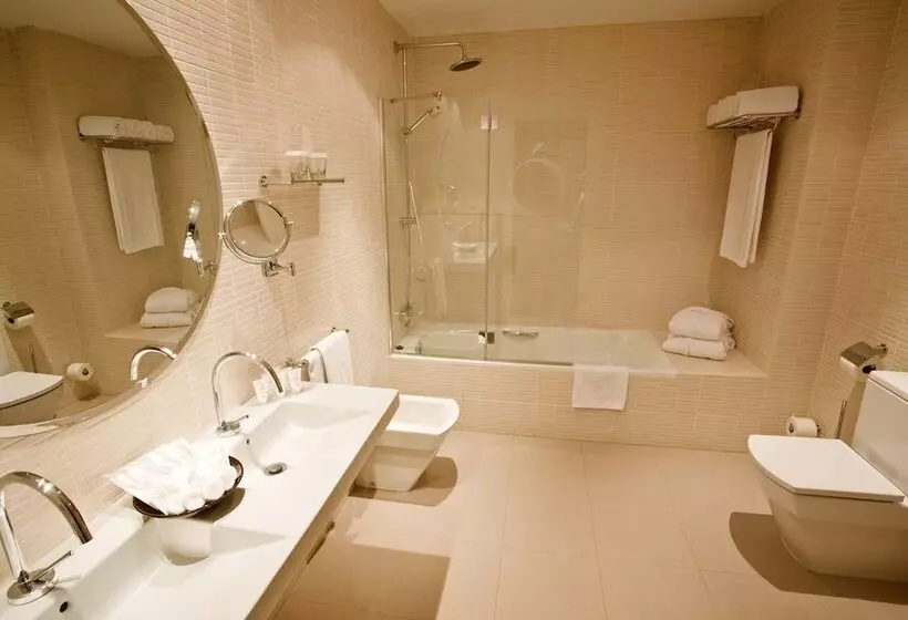 Standard Triple Room, Opera
