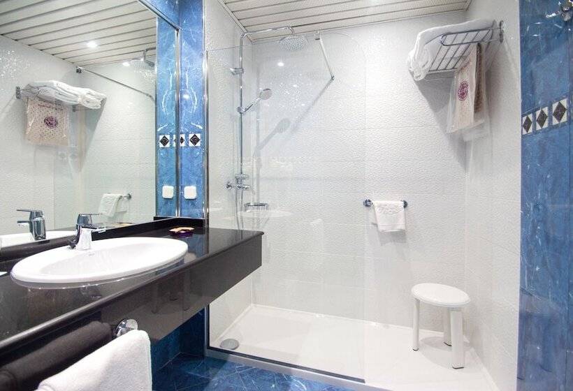 غرفة عائلية مطلّة علي البحر, Servigroup Galua