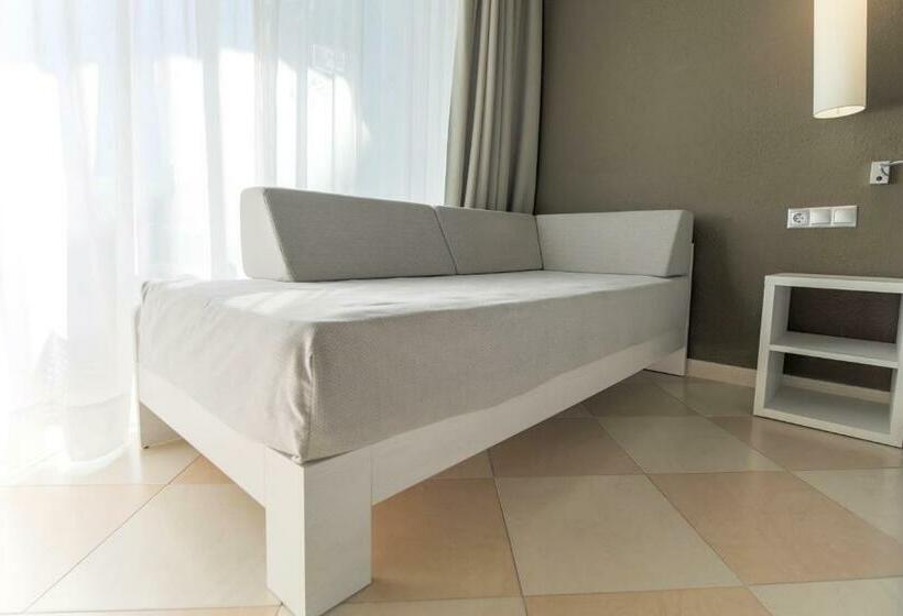 스탠다드 트리플 룸, Augustus