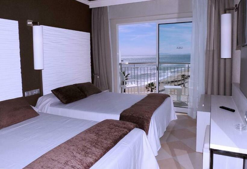 스탠다드 쿼드러플룸, 수영장 전망, Augustus