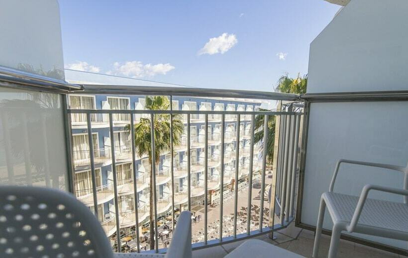 스탠다드 쿼드러플룸, 수영장 전망, Augustus