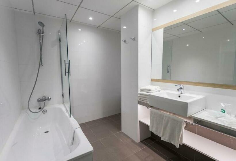 패밀리 룸, Augustus