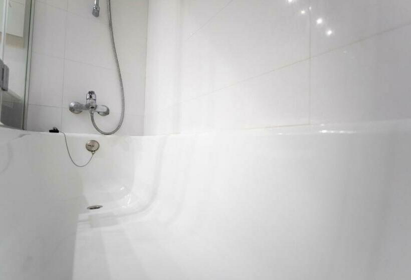 패밀리 룸, Augustus