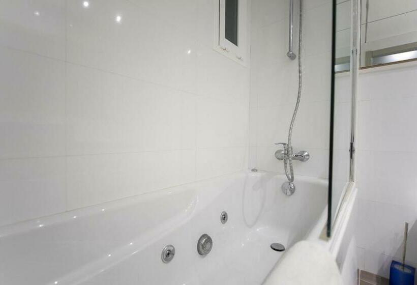 트리플 스탠다드 전망룸, Augustus