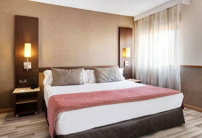 标准三人间, Catalonia Santa Justa