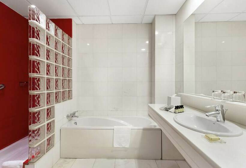 标准三人间, Catalonia Santa Justa