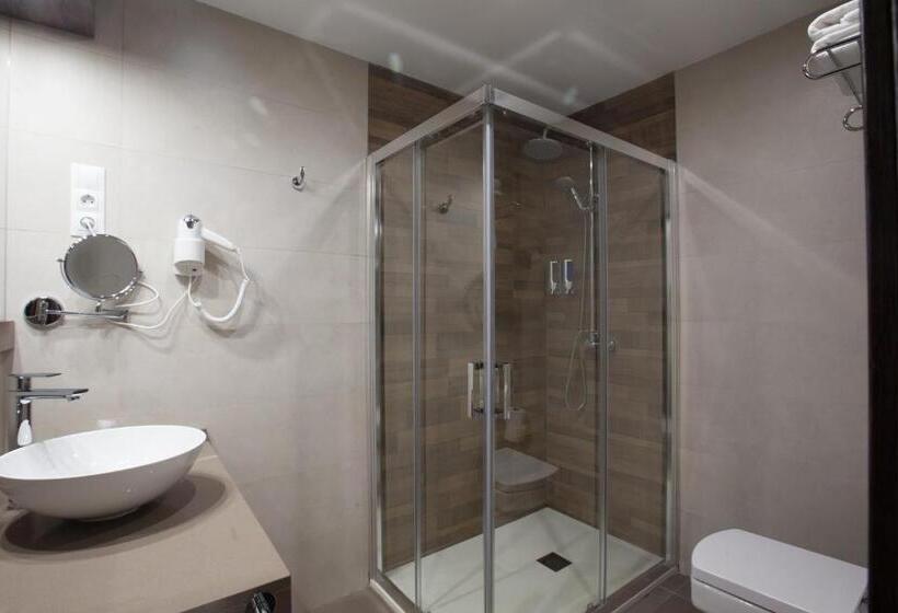 اتاق استاندارد سه نفره, Don Paco